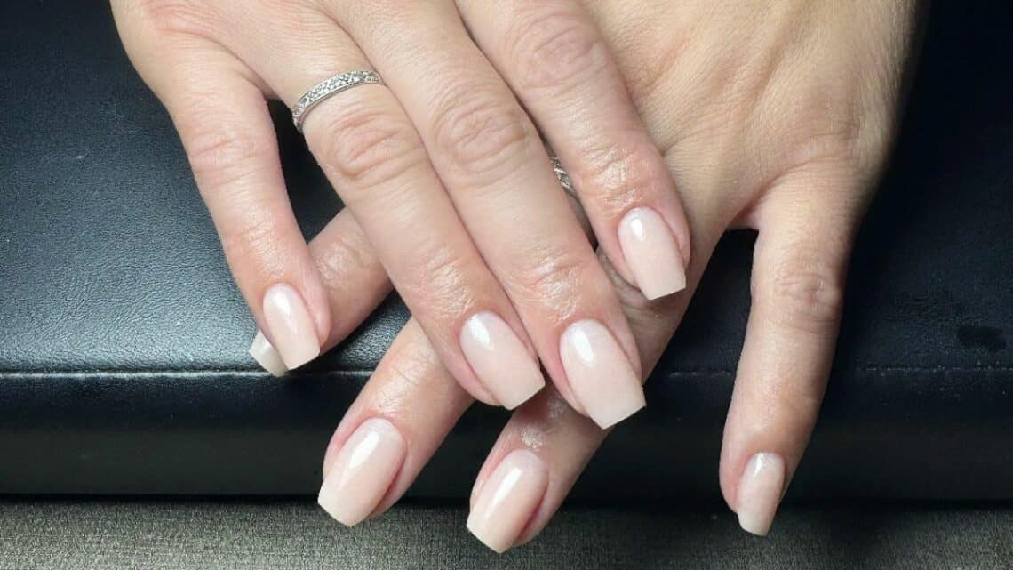 BIAB nagels met French manicure en de babyboom look uitgelegd voor een stijlvol resultaat