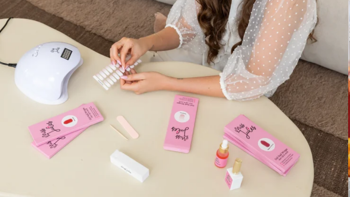 Nagelstickers voor natuurlijke nagels: complete gids voor een perfecte manicure
